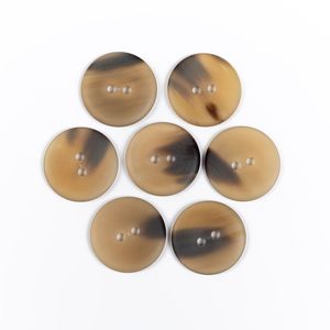 Bouton de vêtement classique rond poli en corne de buffle, 2 trous, fait main, écologique, pour manteau et chemise, Uttar Pradesh - Product Image 1