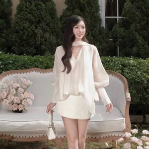 Ensemble deux pièces pour femmes, chemisier en mousseline de soie blanc à col nœud et mini-jupe, OEM - Product Image 4