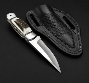 Cuchillo de caza con hoja de acero inoxidable y mango de hueso, en funda de cuero negro. - Product Image 4
