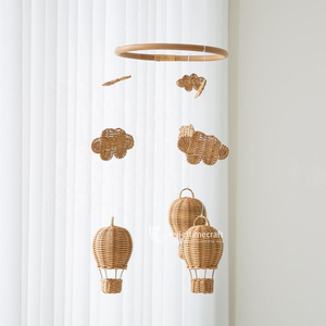Mobile bébé bohème en rotin, décor suspendu nuage et montgolfière en fibres naturelles tressées, écologique, pour chambre d'enfant, nourrissons et tout-petits - Product Image 1