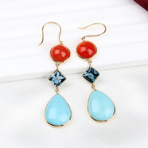 ต่างหูทองคำ 18k สีเหลืองประดับปะการัง ลอนดอนบลูโทแพซ และเทอร์ควอยซ์ทรงหยดน้ำแบบเรียงแถวจาก Memoria Jewels ขายส่ง - Product Image 1