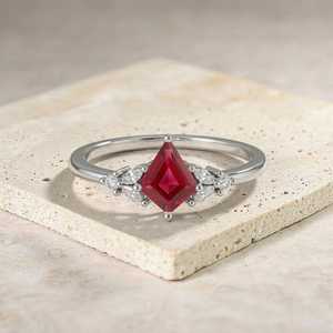 Bague en argent sterling 925 avec rubis taille cerf-volant, rubis naturel, bague de fiançailles minimaliste, pierre de naissance de juillet, cadeau de promesse - Product Image 1