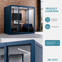 Cabine de réunion de bureau moderne bleue avec façade en verre, sièges rembourrés et table de collaboration compacte
