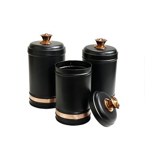 Recipientes modernos para especias de metal negro con detalles dorados, forma cilíndrica, tapas herméticas para conservar la frescura en la cocina. - Product Image 1