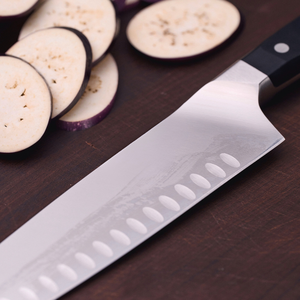 Couteaux de cuisine Santoku à manche riveté noir avec lame argentée à fossettes et tranchant lisse pour couper et hacher les légumes - Product Image 5