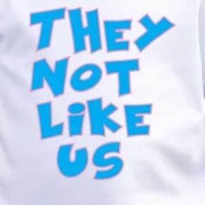 เสื้อยืดแขนสั้นลายกราฟิกสีขาวสำหรับเด็ก ลายพิมพ์ตัวอักษร "Blue They Not Like Us" คอกลม สวมใส่สบายทุกวัน แฟชั่นเสื้อยืดเด็ก - Product Image 2