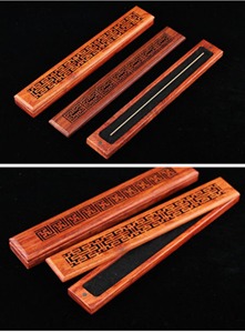 Quemador de incienso clásico de madera pulida diseñado para rituales de fragancia tradicionales y un ambiente doméstico tranquilo. - Product Image 2