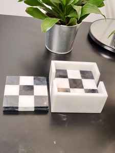 Sous-verre en marbre à motifs noirs et blancs, parfait pour les comptoirs de cuisine, les bars, les restaurants et la décoration de table. - Product Image 4