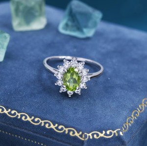 Anillo de Plata de Ley con Peridoto Genuino y Halo de Circonitas, Anillo Apilable con Piedra de Peridoto Natural - Product Image 1