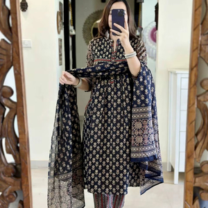 Doté d'un magnifique ensemble de costumes lourds magnifiquement décoré avec des impressions à la main complexes, il est associé à un pantalon dupatta - Product Image 1