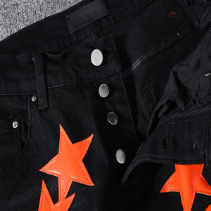 กางเกงยีนส์ผู้ชายสไตล์ดิสเทรส แต่งป้ายและแพทช์ ทรงสกินนี่ สไตล์ไบค์เกอร์ ทรงเข้ารูป - Product Image 3
