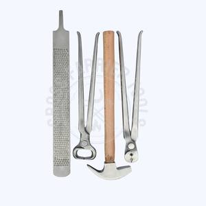 Kit d'outils de fermeur robuste en étui, comprenant un outil de débarrassage de clous, une pince à sabots, un marteau de fermeur tranchant et une râpe double face en acier inoxydable - Product Image 6