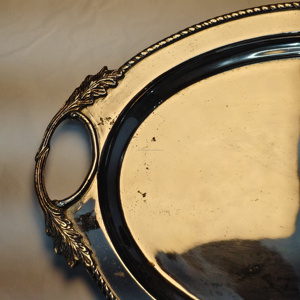 Plateau de service ovale plaqué argent avec le blason de l'Association des Éleveurs de Chevaux de Californie, plateau de service avec poignées ornées - Product Image 3