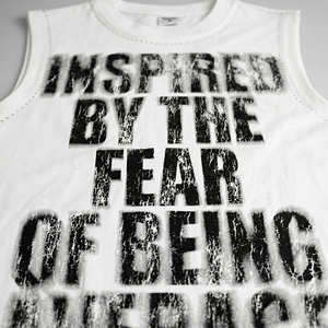 Camiseta sin mangas extragrande para hombre con estampado motivacional 'Inspirado por el miedo a ser 'promedio'': estilo urbano desgastado - Product Image 2