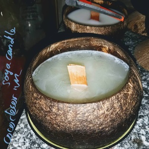 Bougies tropicales en coquille de noix de coco avec parfums apaisants et design unique fait à la main pour toutes les occasions Mme Cherish - Product Image 5