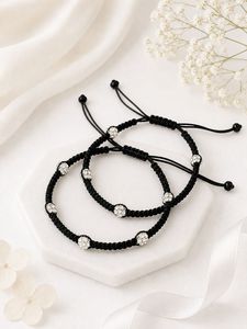 Chevillère artisanale en fil noir avec breloque florale pour femme, bijou de pied ajustable et tendance, chevillère tressée noire ajustable avec motif floral - Product Image 1