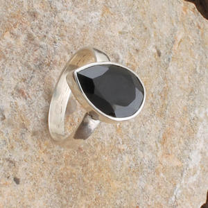 แหวนเงินแท้ 925 ประดับพลอยออนิกซ์สีดำธรรมชาติ ทำมือ หินแคริบเบียน สำหรับผู้หญิง แหวนสีดำมินิมอล ขายส่ง - Product Image 1