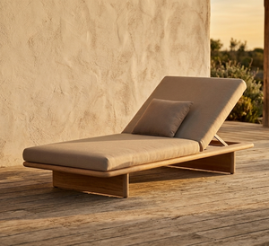 Tumbona Premium Liora de Madera de Teca Sólida, Diseño Ergonómico, Plegable, para Exteriores, con Cojín Resistente a la Intemperie, Ideal para Hoteles y Resorts de Lujo - Product Image 1