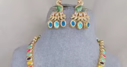 Ensemble collier long et boucles d'oreilles tendance style paon doré, parfait pour les réceptions de mariage et les soirées. - Product Image 2