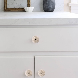 Pomo de Cerámica para Mueble, Redondo de 1.5 Pulgadas, Diseño Floral Tradicional, Acabado Esmaltado, con Placa Trasera Metálica Reversible y Perno de 1 Pulgada - Product Image 3