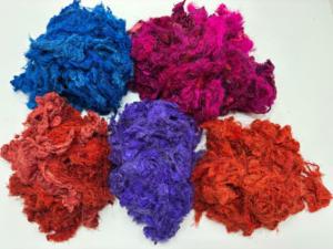 Fibra de seda de sari colorida con característica textil reciclada, ideal para manualidades, tejido, bordado y proyectos creativos. - Product Image 3