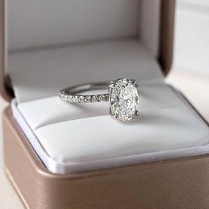 Anillo Clásico Halo con Moissanita Ovalada Brillante de 2 Quilates, Plata de Ley 925 Original, Regalo de Promesa de Boda para Fiestas y Eventos - Product Image 3
