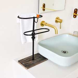 Support à serviettes de style vintage avec base en bois et cadre métallique, porte-serviettes décoratif pour salle de bain, lavabo - Product Image 2