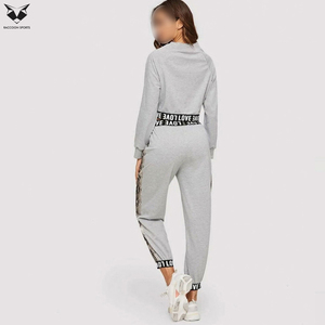 Conjunto de Camiseta Corta y Pantalones Deportivos para Mujer, Conjunto Deportivo de Dos Piezas Elegante para Entrenamiento, Yoga, Viajes y Ropa Urbana - Product Image 4