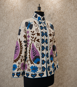 Blouson bomber Suzani multicolore luxueux en velours de coton, motifs cœurs, fleurs et feuilles de Jaipur, style bohème, fait main, respirant, artisanal, pour export B2B - Product Image 6