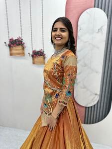 Ensemble Lahenga Choli mi-long en soie pure de style culturel gujarati, avec de magnifiques broderies, idéal pour les prochaines occasions festives. - Product Image 5