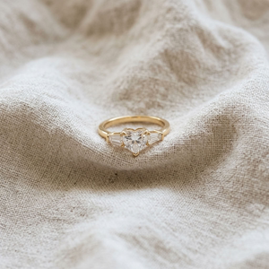 Bague en or 18 carats naturel avec diamant taille cœur central et accents baguette, idéale pour fiançailles, mariage, anniversaire ou comme cadeau de fête pour femme - Product Image 4