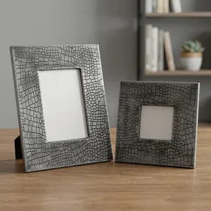 Cadre photo rectangulaire en métal avec design texturé en relief, fait main, pour décoration de table, maison ou bureau - Product Image 5