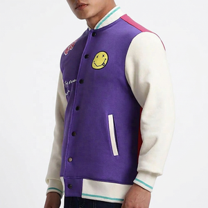 Blouson universitaire homme 2026 – Vêtement de sport élégant en laine avec manches en cuir, logos personnalisés, col montant et poche en toile PU - Product Image 3