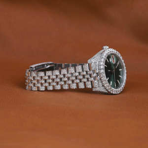 Montre numérique de luxe personnalisée avec cadran vert en moissanite, forme carrée, entièrement sertie de diamants, boîtier en acier inoxydable, verre saphir, unisexe - Product Image 5