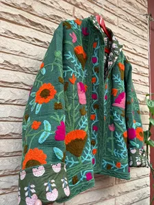 Chaqueta Bordada Suzani de Algodón Verde Hecha a Mano para Mujer, Estilo Bohemio, Arte Folclórico Floral, Abrigo Étnico - Product Image 4