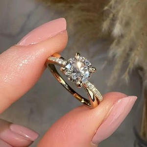 Anillo de Compromiso con Diamante Cultivado en Laboratorio, Corte Brillante Redondo, en Oro Amarillo Sólido con Banda Pavé, Joyería Fina, Regalo para Mujer - Product Image 3