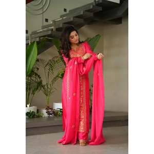 Ensemble deux pièces en soie Chinnon brodé Zari avec dupatta pour femmes - Product Image 4