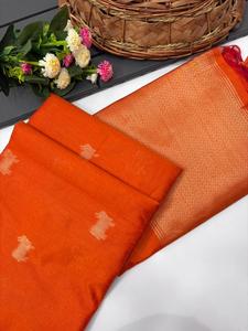 Sari indien de créateur en Khadi doux, best-seller, style ethnique chic, avec blouse tendance pour l'exportation, collection exclusive pour femmes et jeunes filles - Product Image 2