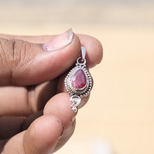 จี้รูปทรงลูกแพร์ทับทิมสีชมพูธรรมชาติ เงินแท้ 925 ทำมือ สไตล์โบโฮ เครื่องประดับอัญมณี ของขวัญสำหรับผู้หญิง ขายส่งสำหรับผู้ชายและผู้หญิง - Product Image 1