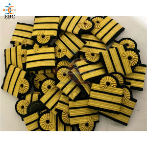 Épaulière de grade de capitaine de vol Nelson Loop, en dentelle française de luxe, écologique, avec 3 bandes, finitions dorées, argentées et blanches, et poignets plats - Product Image 3