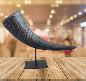 Sculpture décorative électrique en corne de buffle avec support en acier, pièce d'accent unique de style moderne et rustique pour les mariages et les maisons - Product Image 2