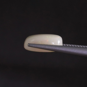 โอปอลสีขาวธรรมชาติ รูปทรงคุชชั่น 3.85 กะรัต ขนาด 11x9 มม. หนา 5 มม. ได้รับการรับรองจาก IGI ขัดเงาด้วยมือ  ลงแว็กซ์/น้ำมัน - Product Image 2