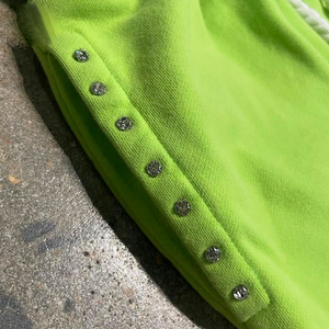 Pantalones de chándal jogger personalizados para hombre, 400 GSM, de felpa francesa, 100% algodón, con pedrería, efecto desgastado por el sol, lavado ácido, bordado desgastado y corte acampanado - Product Image 3
