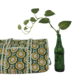 Bolso de mano con estampado de bloque acolchado floral verde Vista lateral - Product Image 1