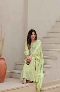 Ensemble Kurta en coton couleur pistache avec broderie à la main, haut et pantalon de créateur pour soirée, haut brodé en coton avec pantalon et dupatta - Product Image 2