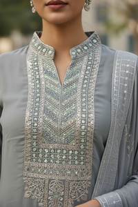 Buen Precio, Tela Georgette de la Mejor Calidad, Hermoso Diseño de Cuello, Anarkali Salwar Kameez con Conjunto de Dupatta de SHREE INDIAN EXPORTS - Product Image 2