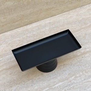 Elegante soporte rectangular negro mate para tartas con base cónica a juego, perfecto para la decoración moderna de hogares industriales. - Product Image 4