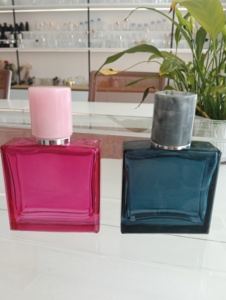 ขวดแก้วสี่เห<span class=keywords><strong>ล</strong></span>ี่ยมไล่สีขนาด 50 มล. 100 มล. สำหรับบรรจุน้ำหอมแบบเป<span class=keywords><strong>ล</strong></span>่า ฝาสีดำสำหรับฉีดพ่นน้ำหอม พร้อมบริการสกรีนโลโก้ - Product Image 1