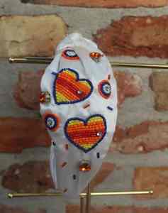 Serre-têtes modernes décoratifs faits main avec broderie et perles, motif cœur, pour fêtes, cadeaux festifs, accessoires pour cheveux - Product Image 2