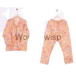 "Pijamas de franela de peso pesado: Stay Toasty on the Coldest Nights Conjunto de fiesta de pijama retro: Estilos nostálgicos para la diversión de pijamas" - Product Image 1